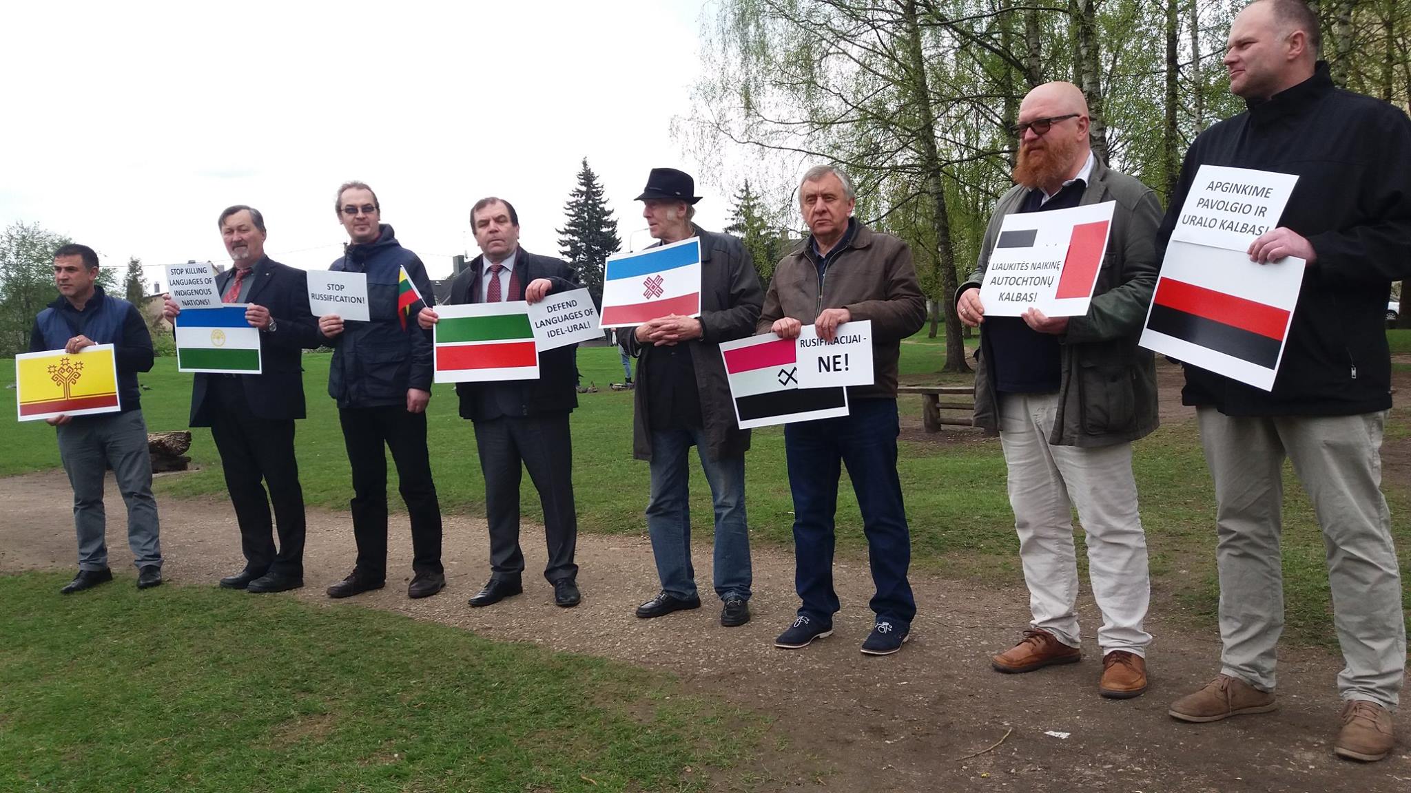 Представники корінних народів Поволжя пікетували посольства РФ по всьому світу