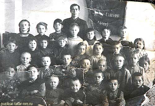 Ученики 3-го класса Карабольской средней школы. 1955 г. Из 29 человек 18 умерли, остальные - больны.
