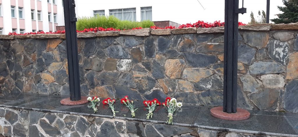 Співробітники комунальних служб постійно викидають квіти і портрети Альберта Разіна з площі перед Державною Радою Удмуртії. Однак удмуртські активісти несуть все нові й нові букети.