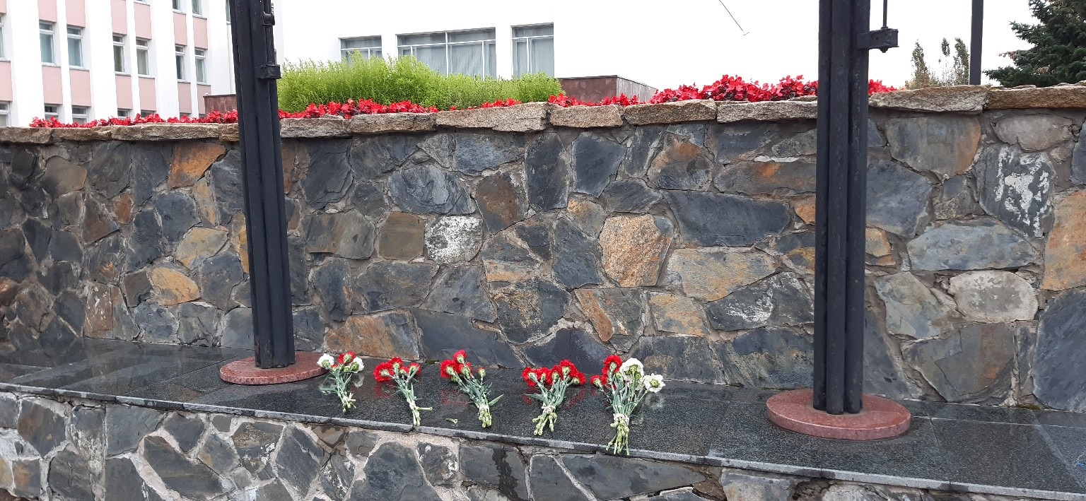 Сотрудники коммунальных служб постоянно выбрасывают цветы и портреты Альберта Разина с площади перед Государственным Советом Удмуртии. Однако удмуртские активисты несут всё новые и новые букеты.