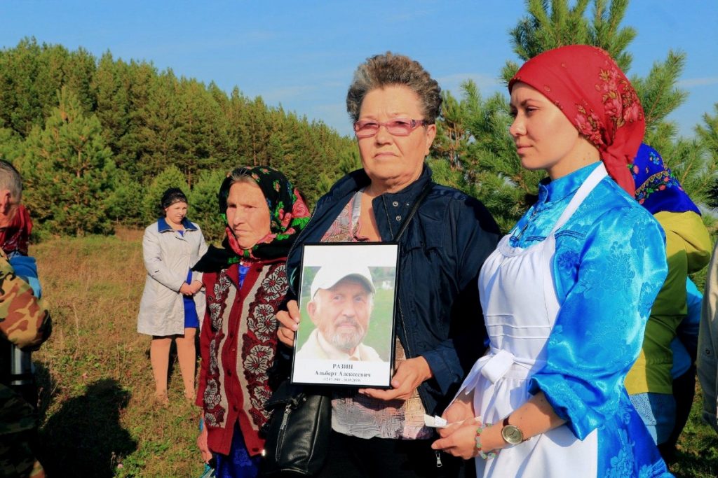 Дочь Софи на прощании с отцом (справа)
Фото: Анатолий Зырянов