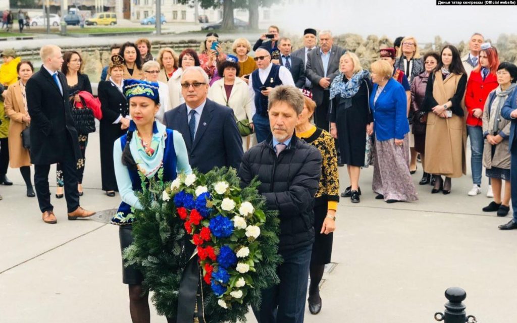 Совет армиясе каһарманнары һәйкәленә чәчәк салу