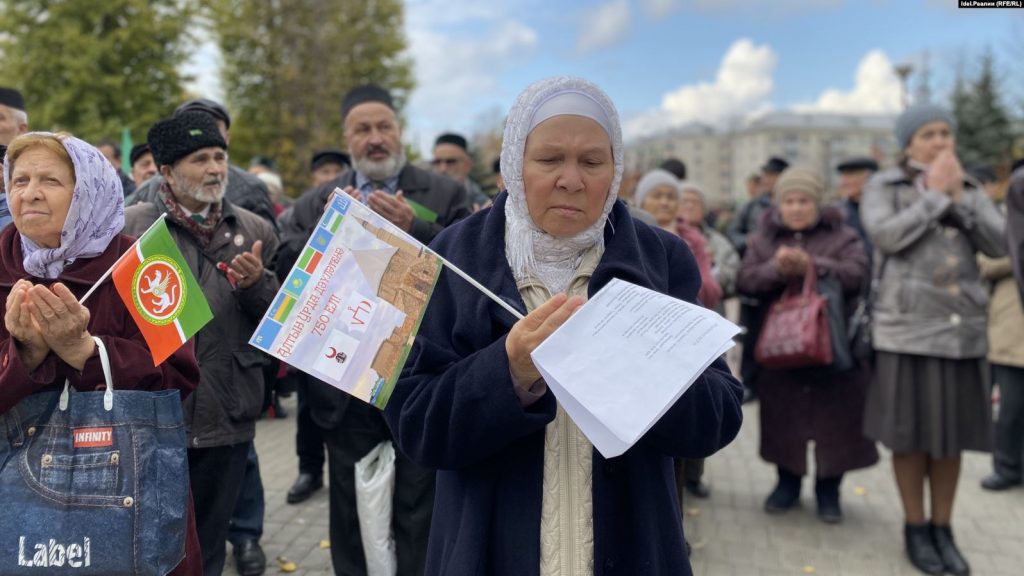 Выступление писательницы, основателя татарской партии национальной независимости "Иттифак" Фаузии Байрамовой