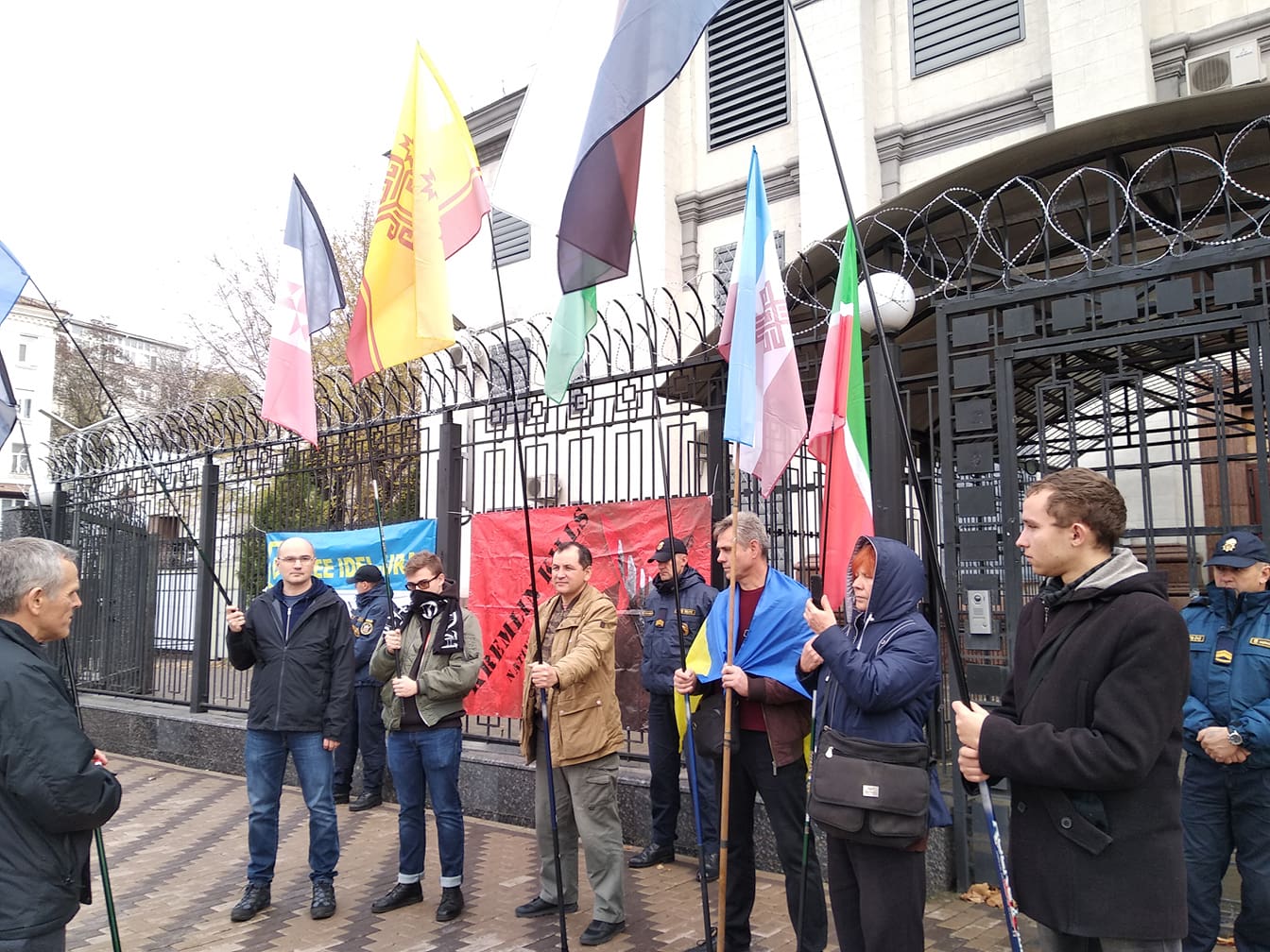 Активисты "Свободного Идель-Урала" пикетируют посольство РФ в Киеве