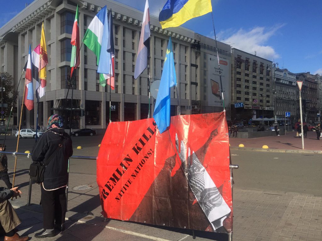 Напис на банері: "Кремль знищує корінні народи!"
