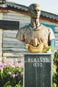 Пам’ятник Йовланю Оло в селі Вірь Тавла Кочкуровського району Мордовії

