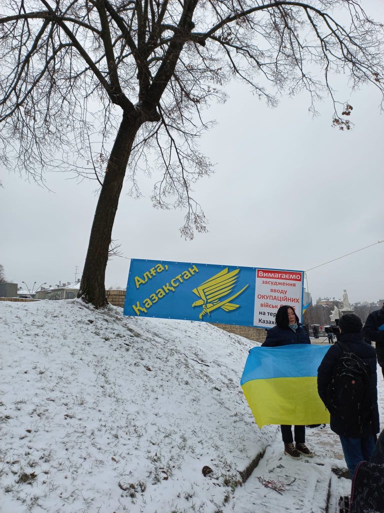 Надпись на плакате: "Требуем осуждения введения оккупационных войск ОДКБ на територию Казахстана!"