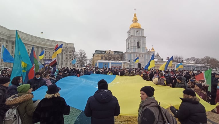Акция  #SayNOtoPutin в Киеве. Слева в кадре - флаги Идель-Урала и Эрзянь Мастор.