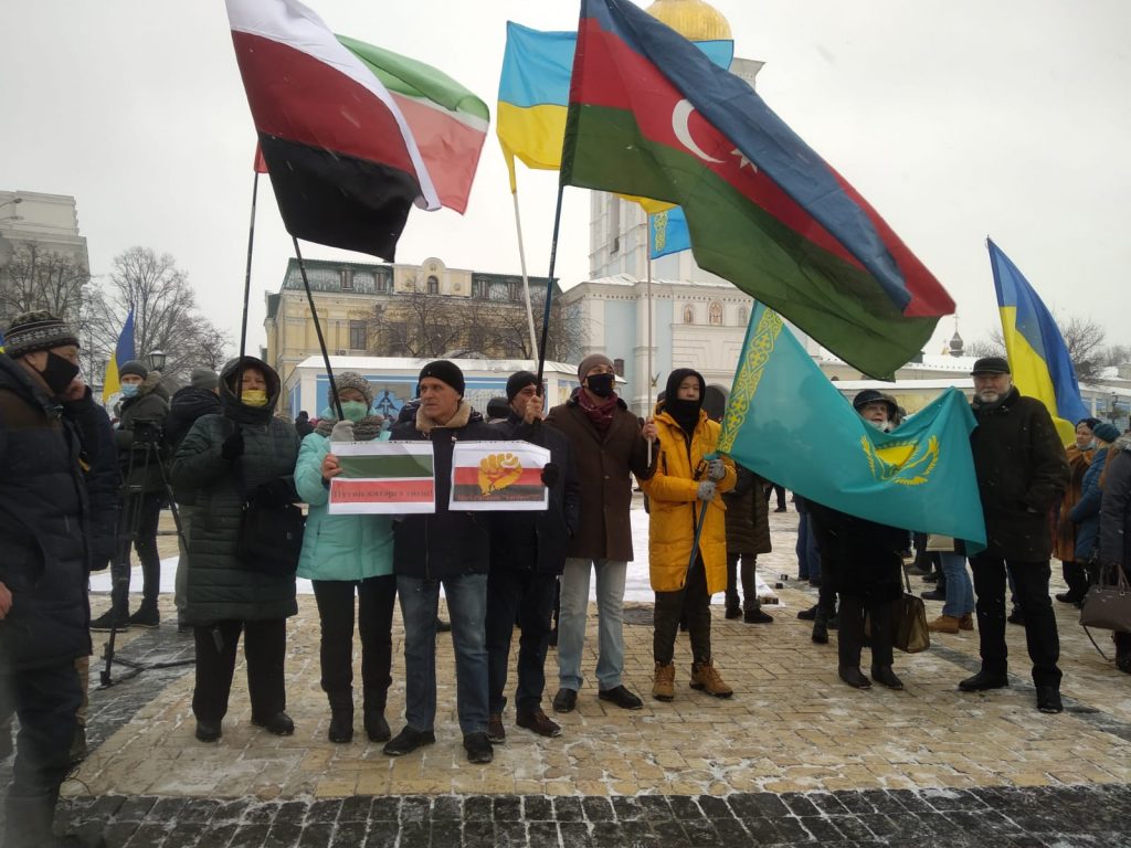 Активисты с плакатами на татарском и эрзянском языках.