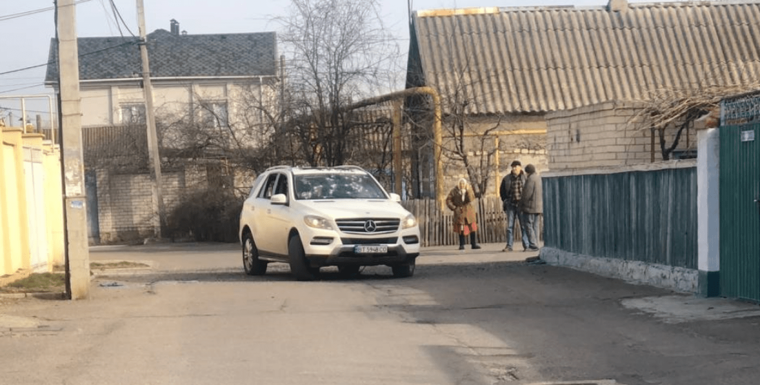 Les partisans ukrainiens tuent le collaborateur local dans la ville occupée de Kherson ; le lendemain, les Russes tirent sur la manifestation pacifique.