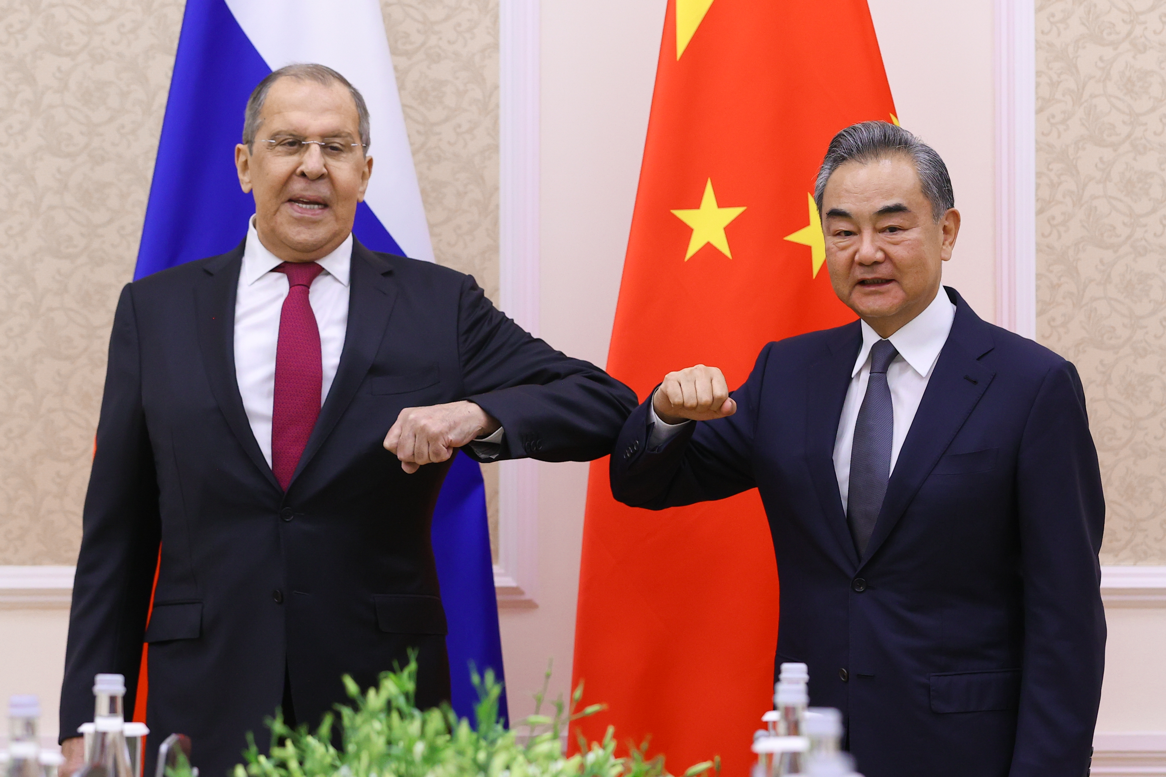 Китай может купить доли в энергетических и сырьевых компаниях России — Bloomberg