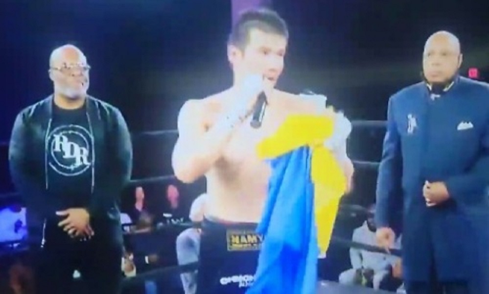 カザフスタンのボクサーはウクライナの国旗を持っていてリングに出場してプーチンを殺人者と呼んだ