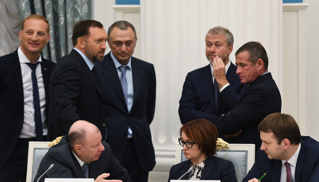 Krievijas valdība piešķir 1 triljonu rubļu, lai kompensētu Krievijas oligarhiem sankciju radītos zaudējumus