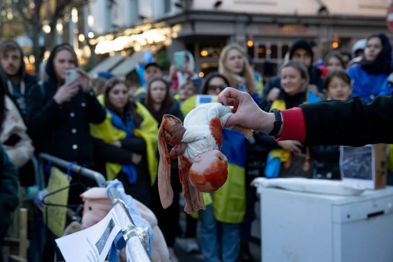 People brought the things that Russian soldiers stole from Ukrainians to the Russian embassy in London