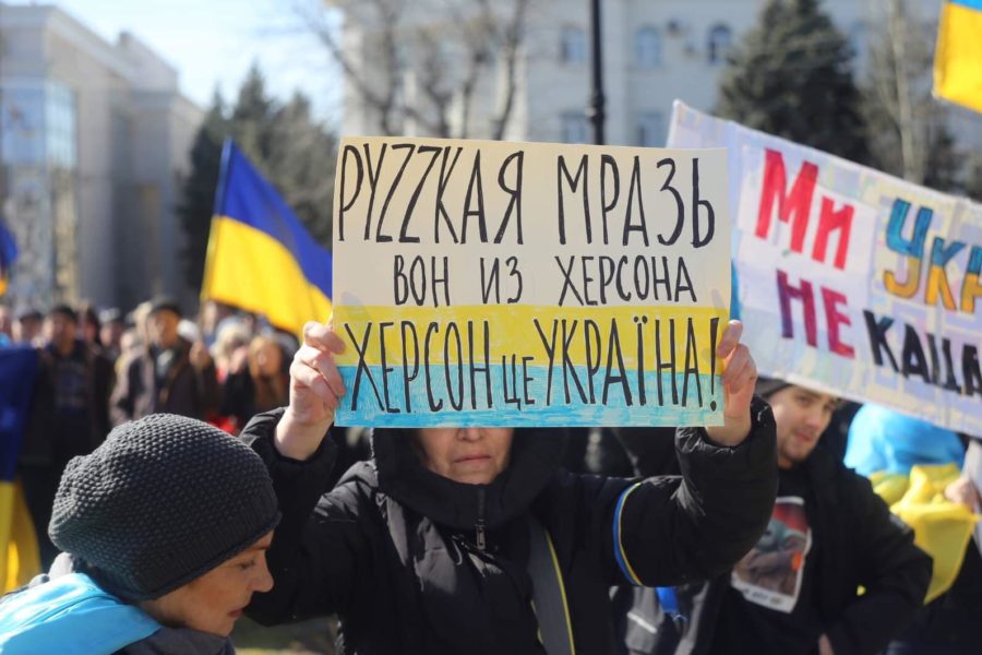 Росіяни роздають жителям Херсона листівки, у яких причиною розв’язання війни в Україні називають «колективний Захід»