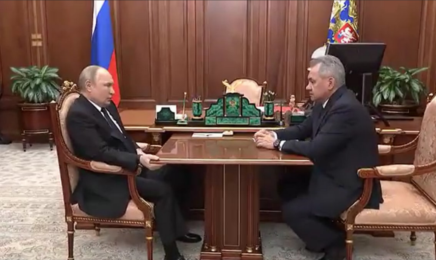 “Putyin nem engedi, hogy ukrán nácik, banderites (ukr. Бандерівці) és kábítószer-függők lefoglalják az asztalát”: az orosz elnök Sojguval folytatott találkozója alkalom volt a mémekre