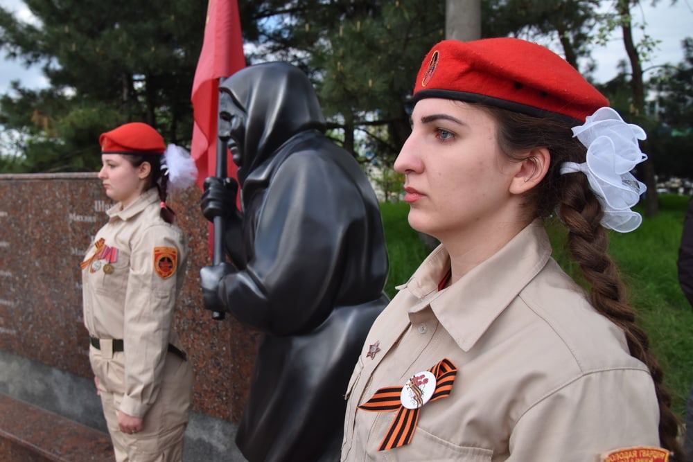 „Putyin a vörös zászlós öregasszony”: a Szovjetunió zászlós öregasszonyának képe új színekben pompázott￼