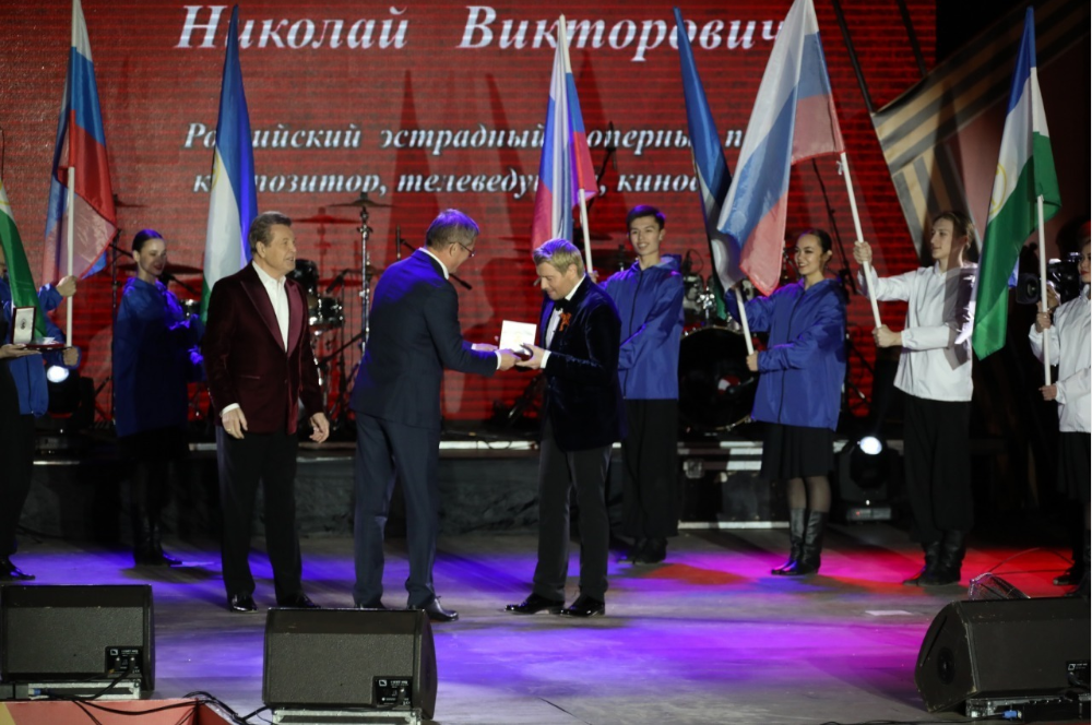 Радий Хабиров присвоил звание народных артистов Башкортостана Льву Лещенко и Николаю Баскову, хотя неясно, какое отношение они имеют к этой республике