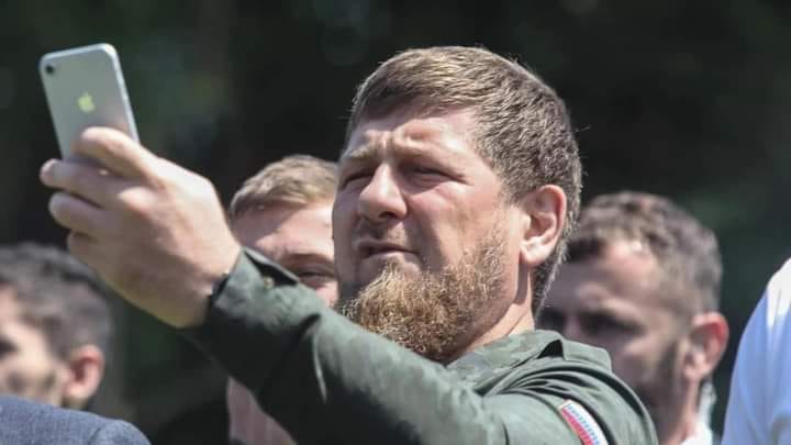 Nem harcolsz ott: Kadirov videóriportot tett közzé arról, hogyan foglalták el emberei a falut, amely nyolc éve az “LNR” ellenőrzése alatt áll.