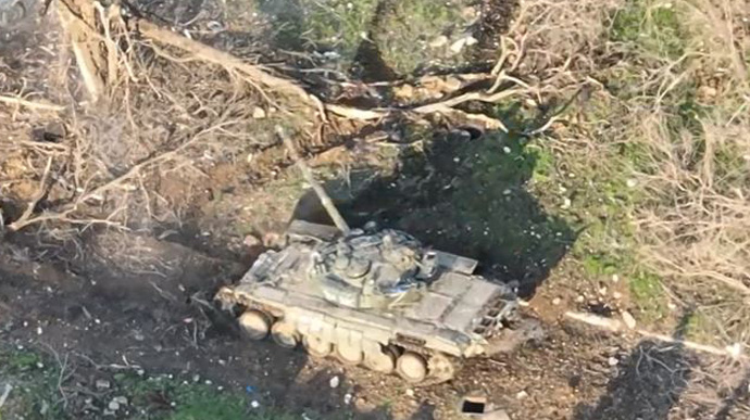Захисники Маріуполя опублікували відео, як російський танк обстрілює житловий будинок