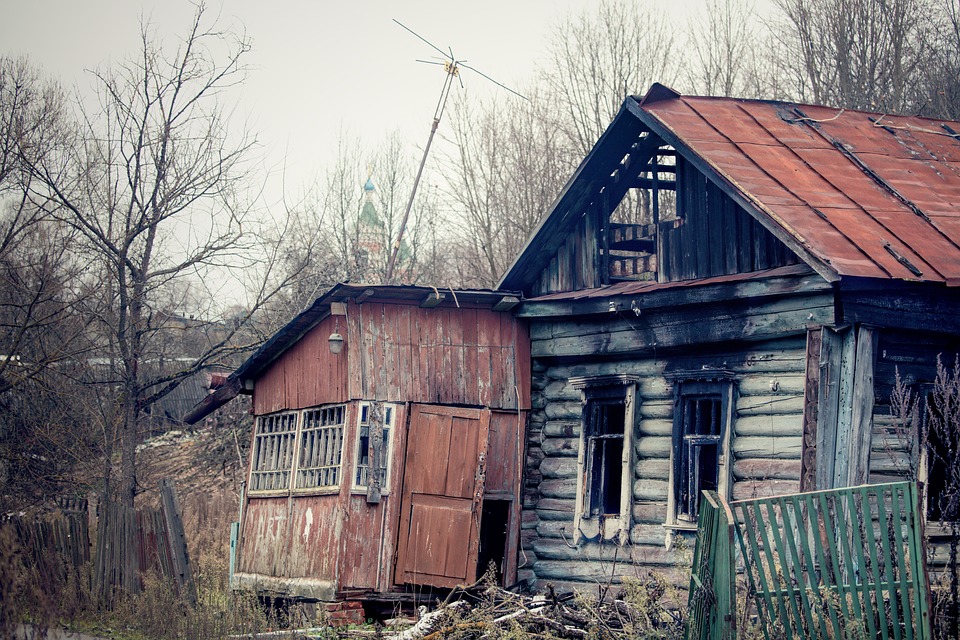 Unfamiliar russia: 1,500 kilometers away from Moscow, people illuminate their homes with torches