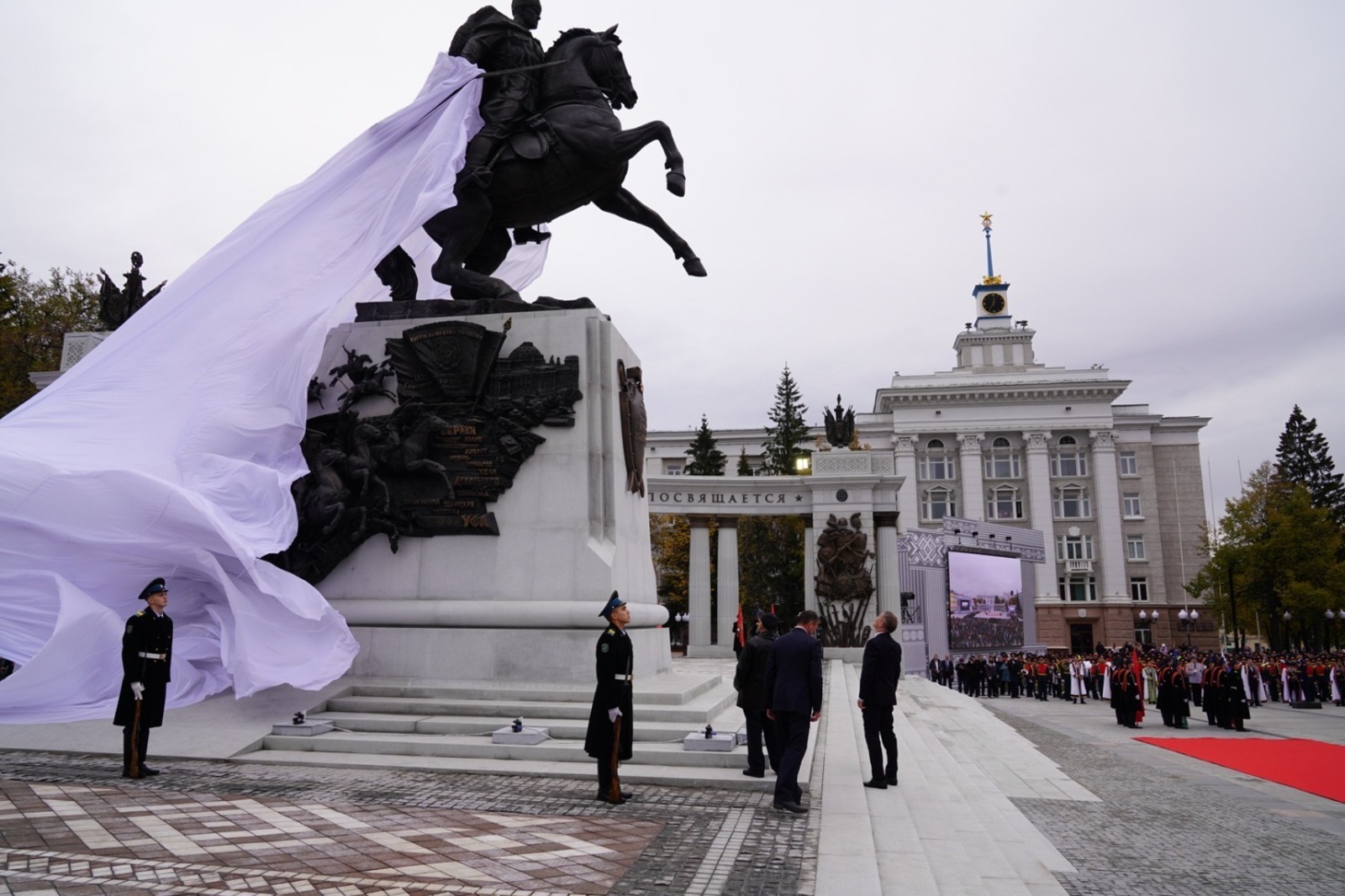 З Днём суверэнітэту: у Башкартастане адкрылі помнік генералу Шаймуратаву