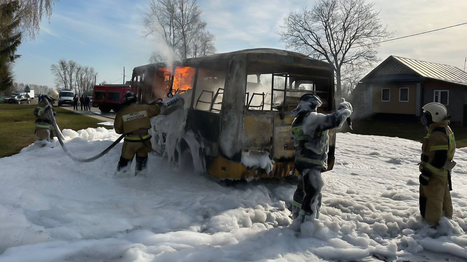 День в Ядринском районе начинается с догорания старого школьного автобуса