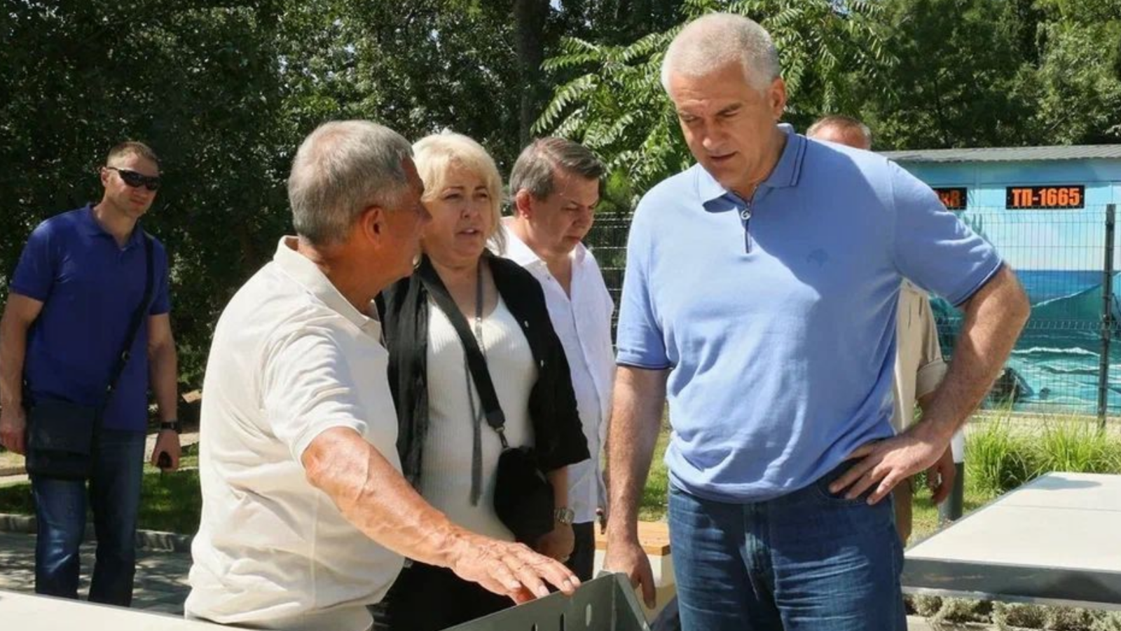 Minnihanov a Krím-félszigetre utazott, ahol meglátogatta a Kazanszkij teret a “Szalat — Аk Barsz” ifjúsági központ mellett, ahol tatár gyerekek vannak