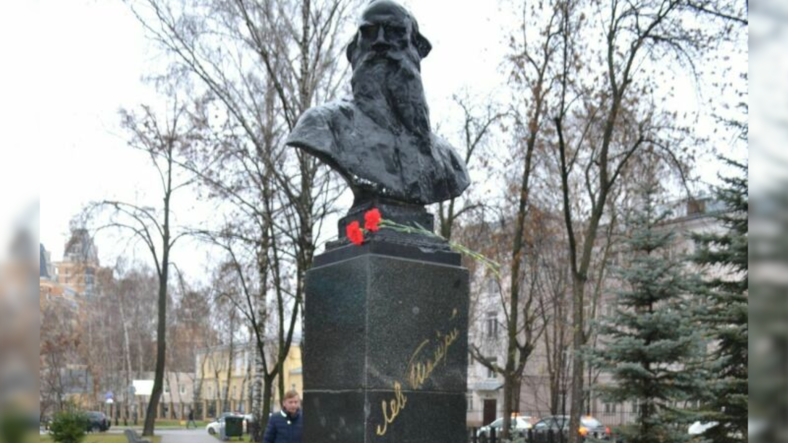 Сегодня в Казани возлагали цветы к памятнику оккупанта Льва Толстого
