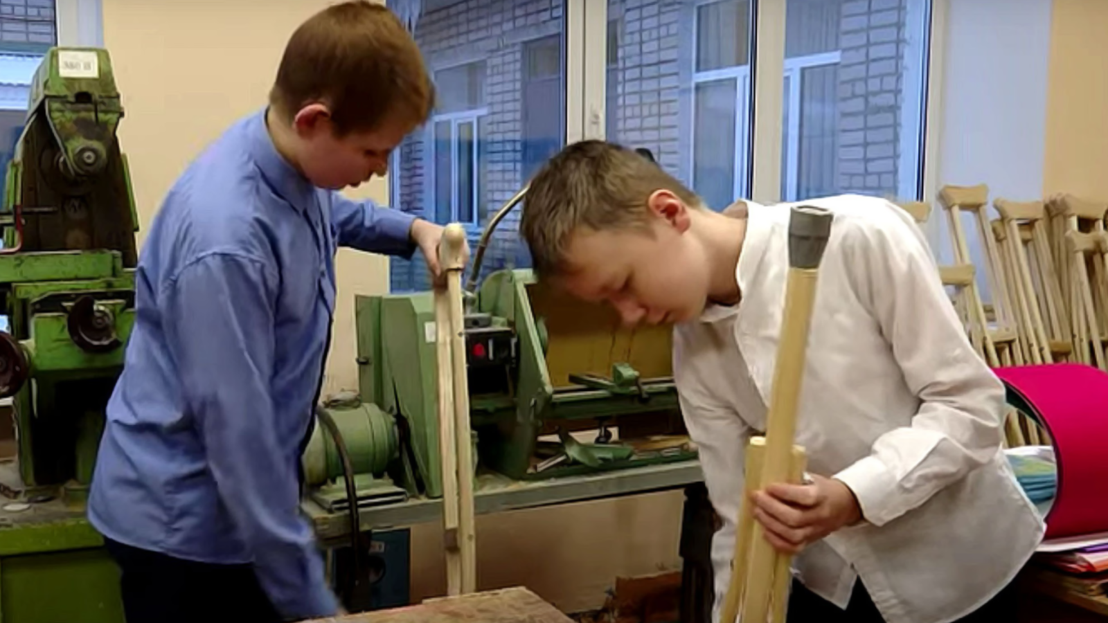 У Татарстані діти на уроках праці роблять милиці для поранених учасників «СВО» в Україні